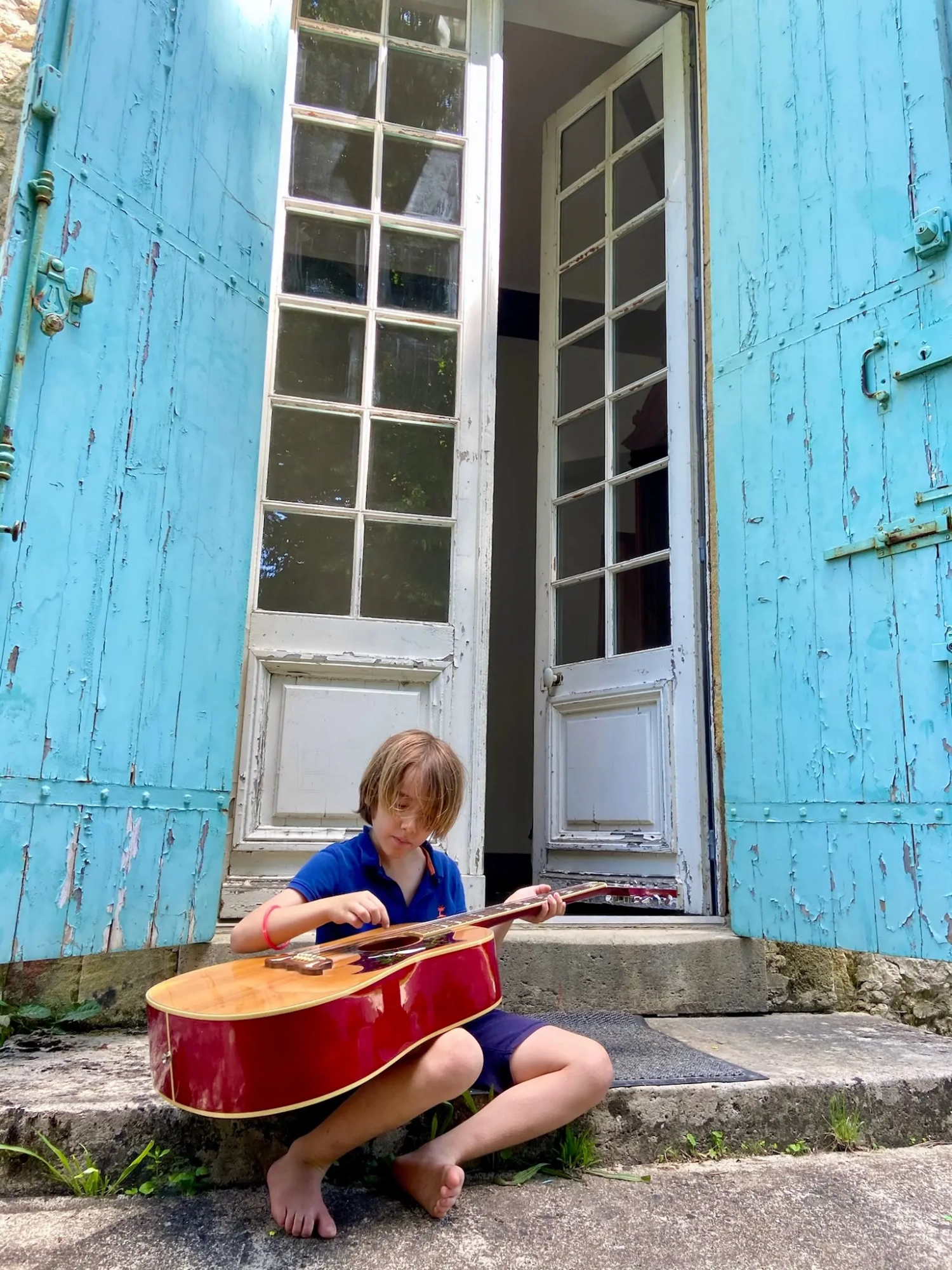 enfant siur la terrasse